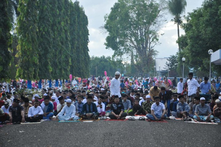 Indonesian Moslems gathered at Air Force Residence Field in Makassar , Indonesia to held Eid Al-Fitr prayer to celebrate the end of Ramadhan on July 17, 2015.