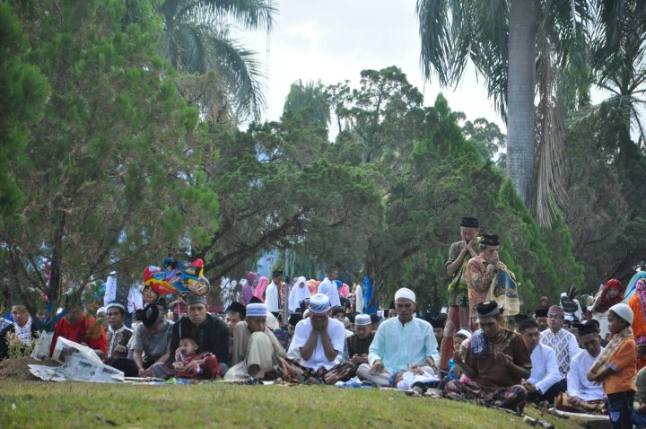 Men were praying at Air Force Residence Field in Makassar , Indonesia during Eid Al-Fitr prayer to celebrate the end of Ramadhan on July 17, 2015.